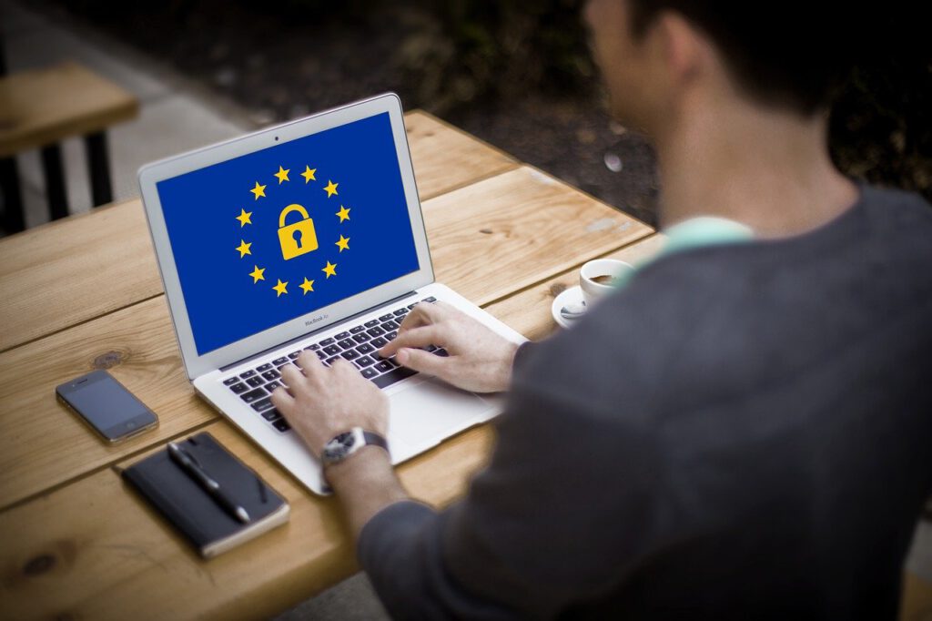 Geschäftsführer und Datenschutzbeauftragter besprechen ein Angebot am Schreibtisch