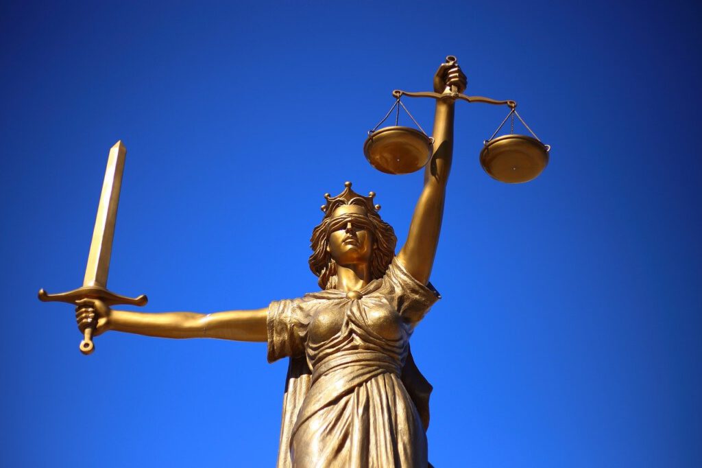 Waage der Gerechtigkeit als Symbol für die Risikoabwägung einer DSFA